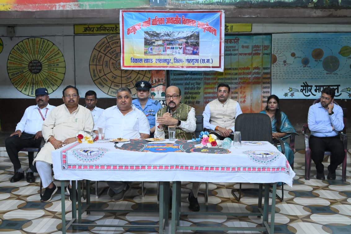 कस्तूरबा गांधी बालिका आवासीय विद्यालय  रजपुरीकला पहुंचे राज्यपाल श्री रमेन डेका बच्चों से मिलकर कड़ी मेहनत कर, मन लगाकर पढ़ने किया प्रेरित विद्यालय को 5 कम्प्यूटर सिस्टम प्रदान करने घोषणा की गई